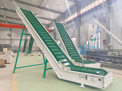 Конвейер для внесения удобрений в рабочем состоянии