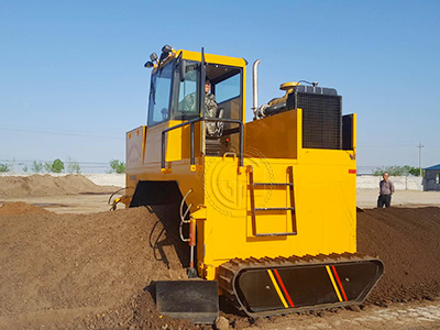 Машина для компостирования на колесах в работе