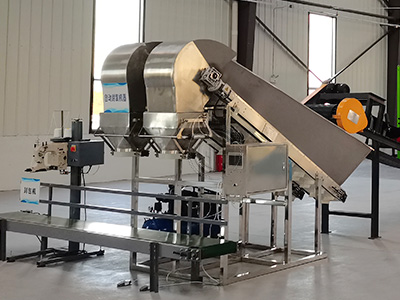 Машина для упаковки удобрений в работе